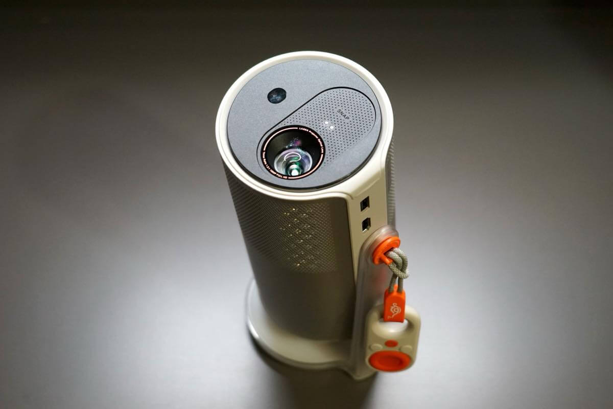 【レビュー】「Aladdin Poca Laser」|3色レーザー搭載で高画質&動画視聴だけじゃない豊富なコンテンツも特徴のモバイルプロジェクター