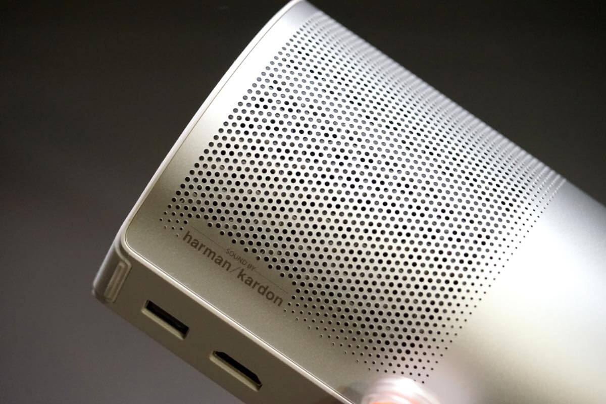 【レビュー】「Aladdin Poca Laser」|3色レーザー搭載で高画質&動画視聴だけじゃない豊富なコンテンツも特徴のモバイルプロジェクター