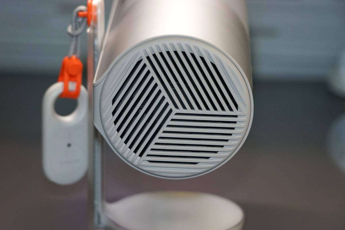 【レビュー】「Aladdin Poca Laser」|3色レーザー搭載で高画質&動画視聴だけじゃない豊富なコンテンツも特徴のモバイルプロジェクター