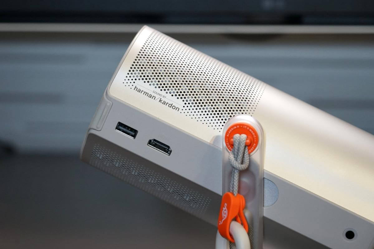 【レビュー】「Aladdin Poca Laser」|3色レーザー搭載で高画質&動画視聴だけじゃない豊富なコンテンツも特徴のモバイルプロジェクター