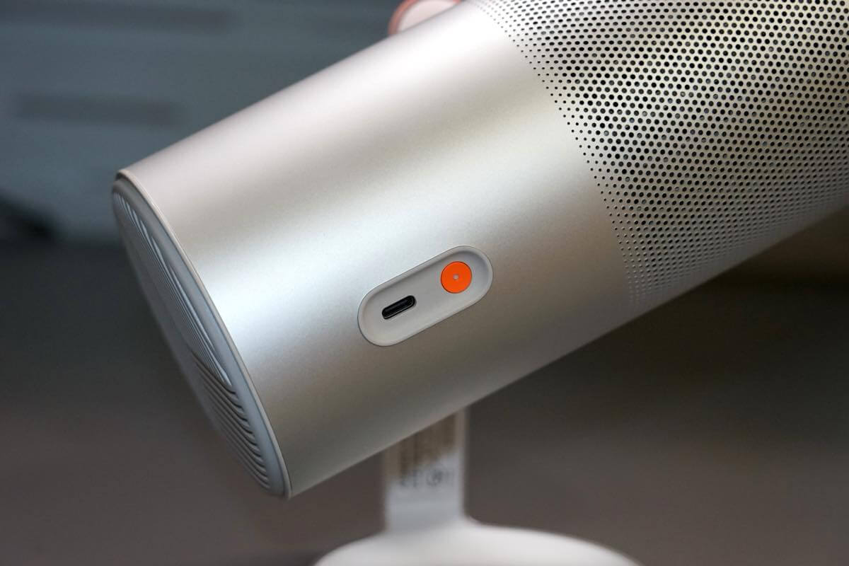 【レビュー】「Aladdin Poca Laser」|3色レーザー搭載で高画質&動画視聴だけじゃない豊富なコンテンツも特徴のモバイルプロジェクター