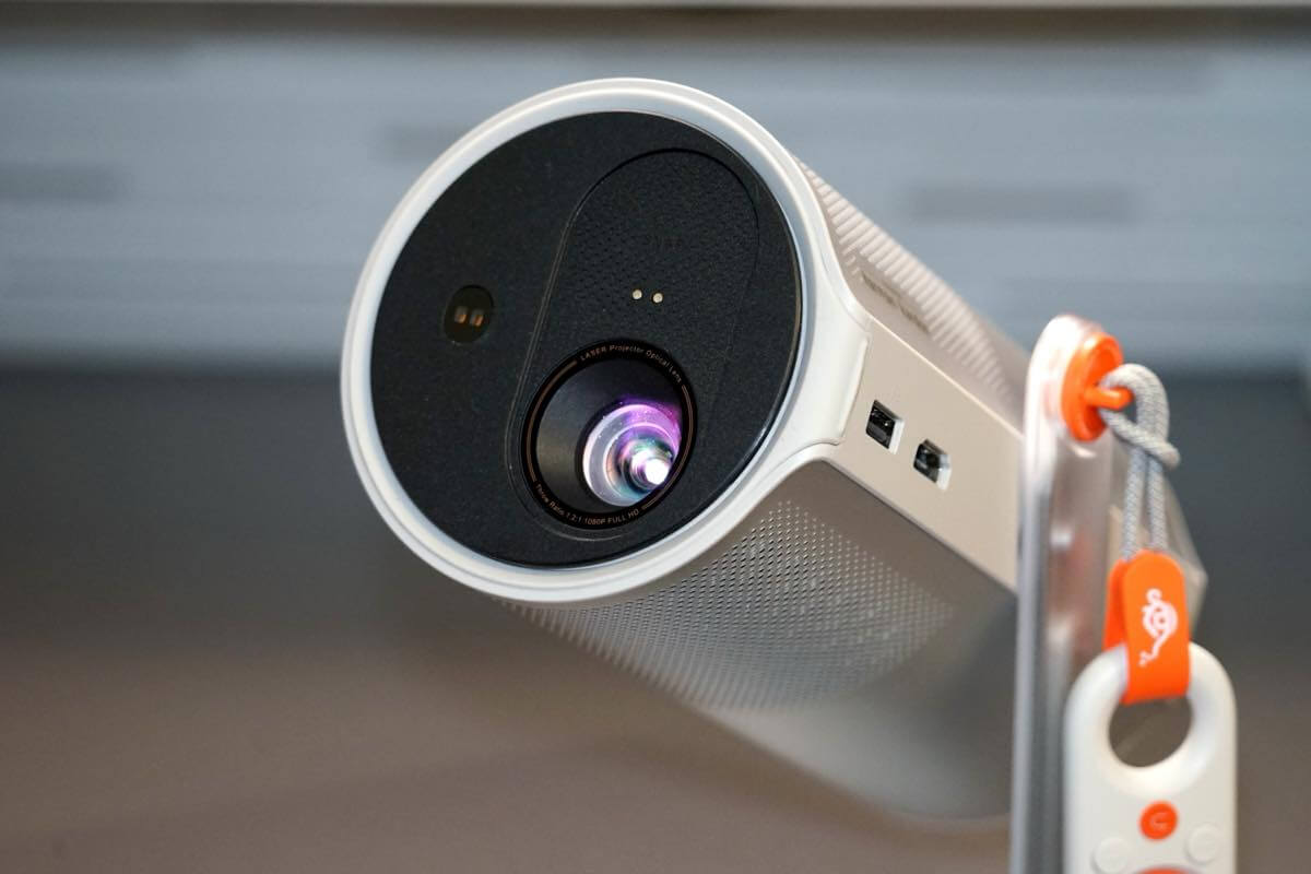 【レビュー】「Aladdin Poca Laser」|3色レーザー搭載で高画質&動画視聴だけじゃない豊富なコンテンツも特徴のモバイルプロジェクター