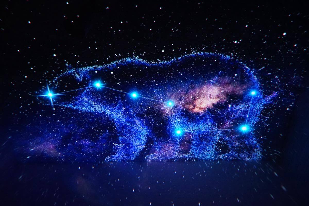 【レビュー】「Aladdin Poca Laser」|3色レーザー搭載で高画質&動画視聴だけじゃない豊富なコンテンツも特徴のモバイルプロジェクター