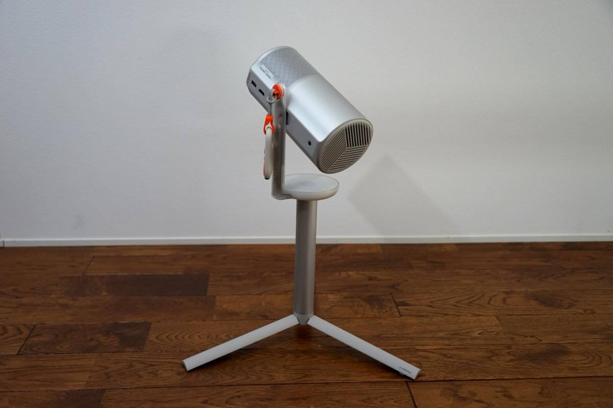 【レビュー】「Aladdin Poca Laser」|3色レーザー搭載で高画質&動画視聴だけじゃない豊富なコンテンツも特徴のモバイルプロジェクター