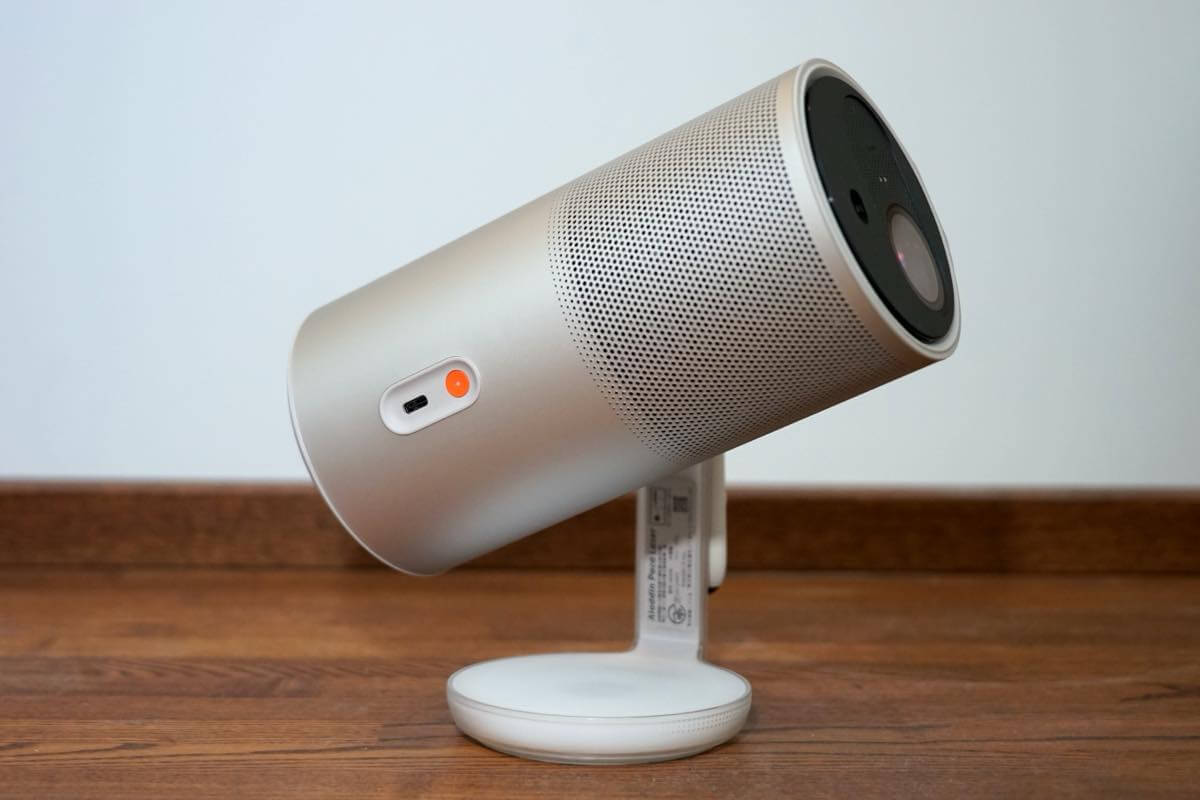 【レビュー】「Aladdin Poca Laser」|3色レーザー搭載で高画質&動画視聴だけじゃない豊富なコンテンツも特徴のモバイルプロジェクター