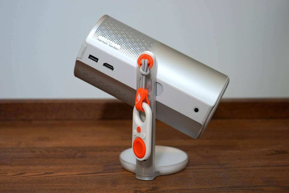 【レビュー】「Aladdin Poca Laser」|3色レーザー搭載で高画質&動画視聴だけじゃない豊富なコンテンツも特徴のモバイルプロジェクター