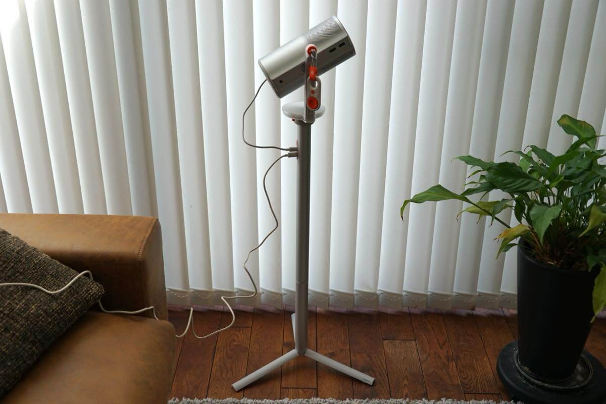 【レビュー】「Aladdin Poca Laser」|3色レーザー搭載で高画質&動画視聴だけじゃない豊富なコンテンツも特徴のモバイルプロジェクター