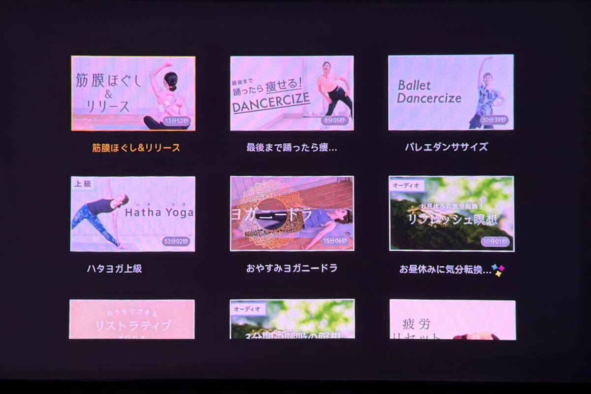 【レビュー】「Aladdin Poca Laser」|3色レーザー搭載で高画質&動画視聴だけじゃない豊富なコンテンツも特徴のモバイルプロジェクター