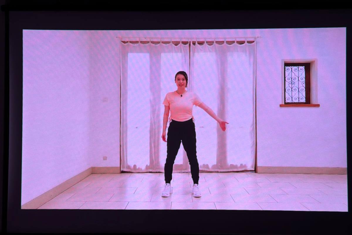 【レビュー】「Aladdin Poca Laser」|3色レーザー搭載で高画質&動画視聴だけじゃない豊富なコンテンツも特徴のモバイルプロジェクター