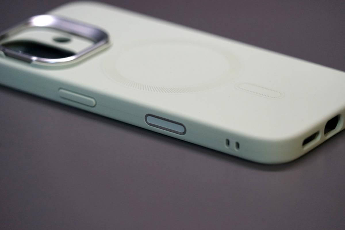 【レビュー】スタンドにもなるカメラガードが便利な｢ESR Cloud ソフトマグネットケース｣のiPhone 17向け新色4色を紹介