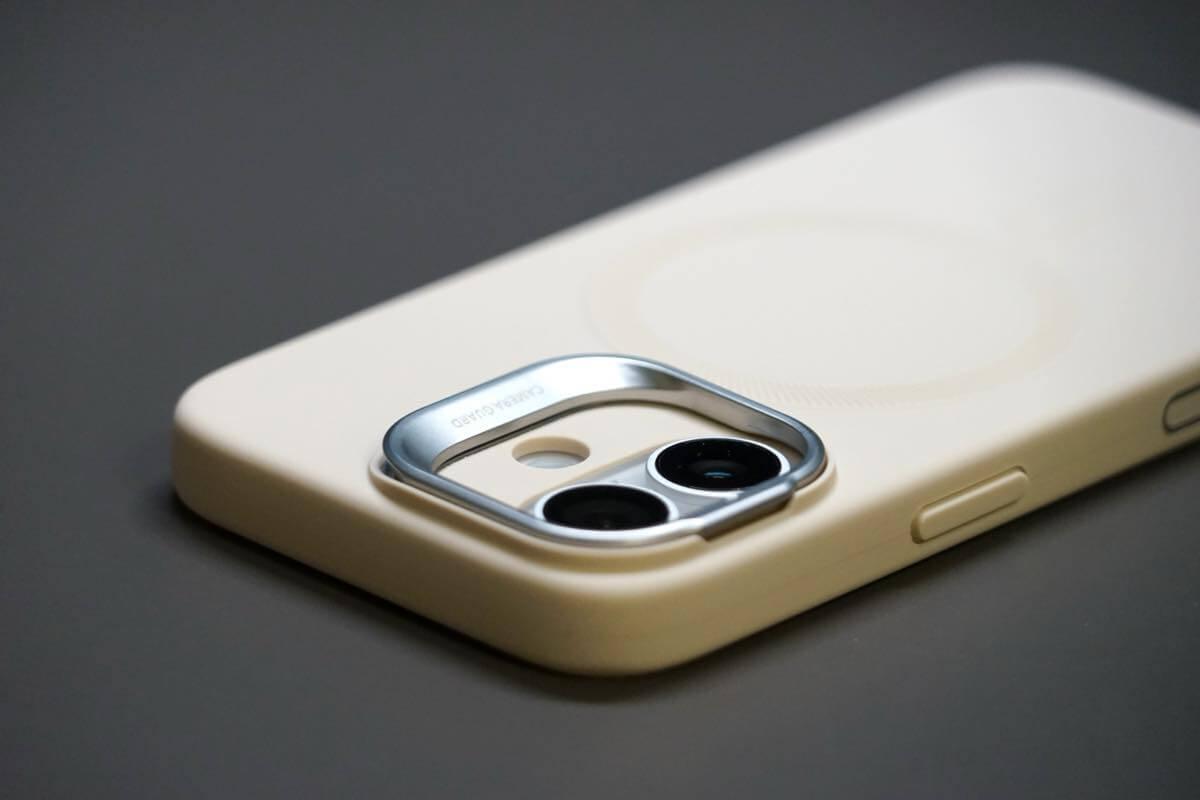 【レビュー】スタンドにもなるカメラガードが便利な｢ESR Cloud ソフトマグネットケース｣のiPhone 17向け新色4色を紹介