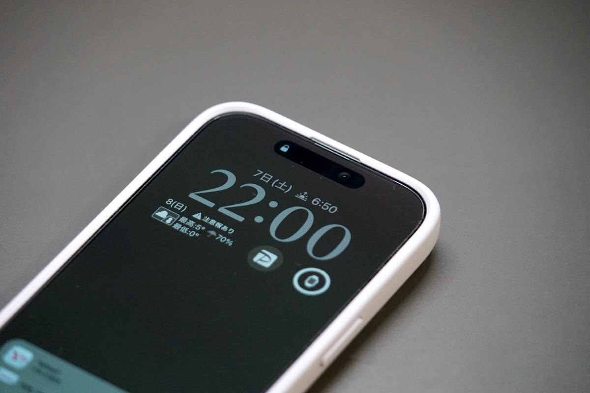 【レビュー】スタンドにもなるカメラガードが便利な｢ESR Cloud ソフトマグネットケース｣のiPhone 17向け新色4色を紹介