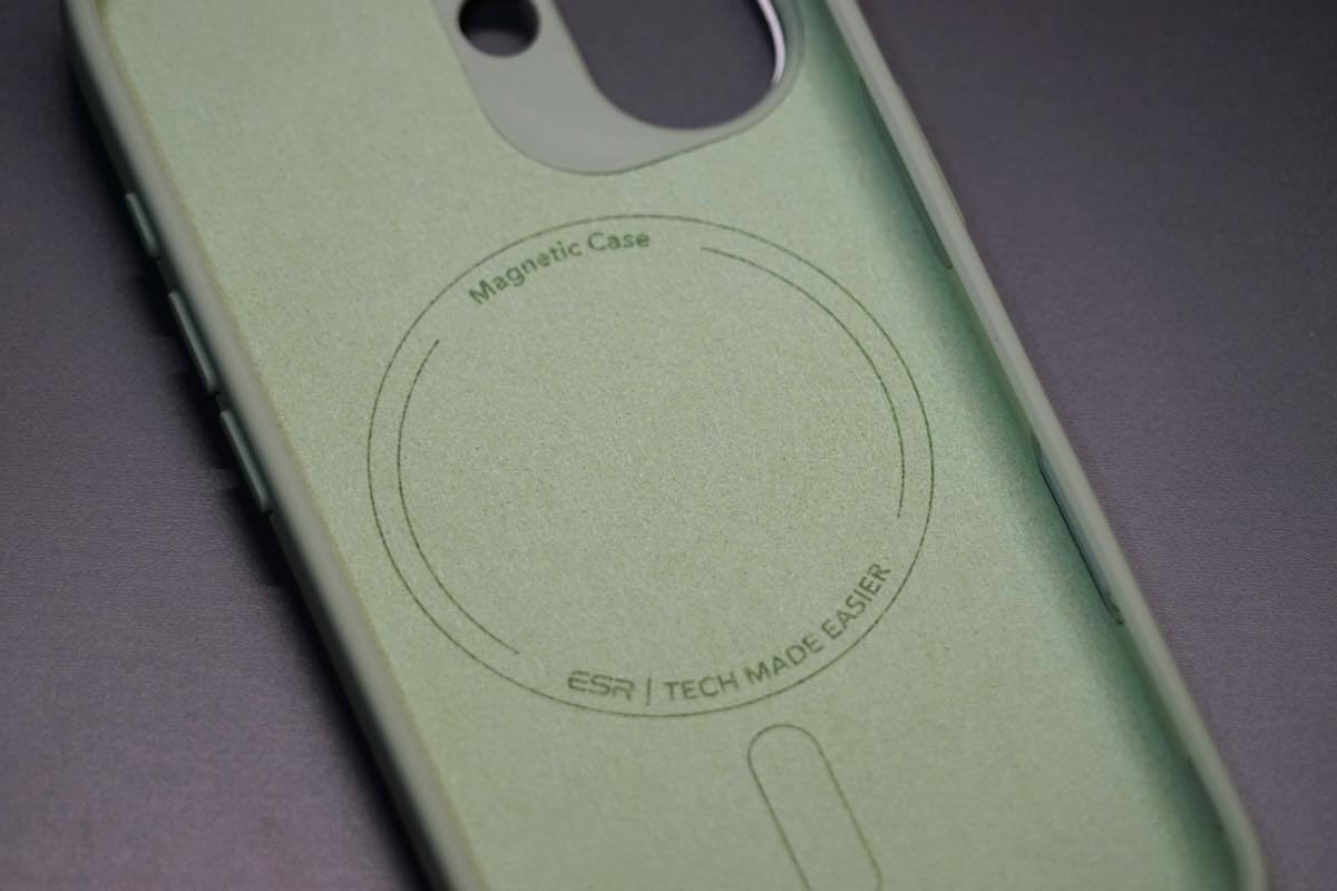 【レビュー】スタンドにもなるカメラガードが便利な｢ESR Cloud ソフトマグネットケース｣のiPhone 17向け新色4色を紹介