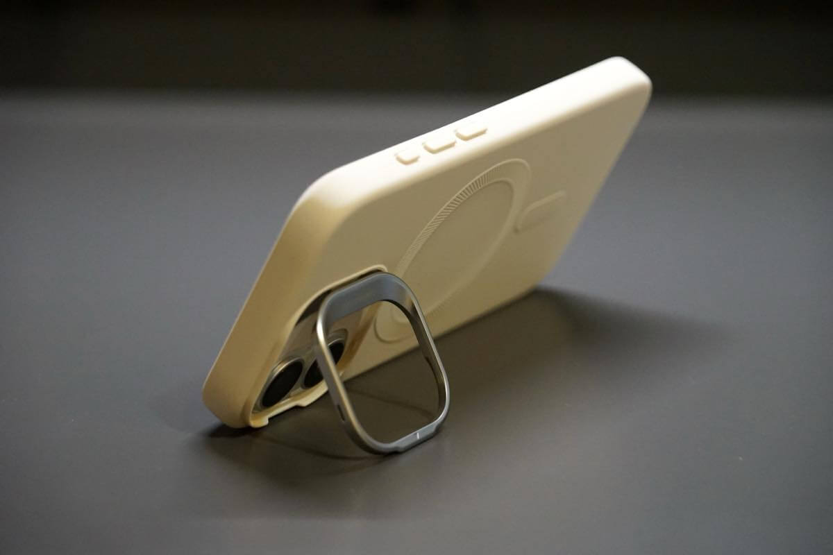 【レビュー】スタンドにもなるカメラガードが便利な｢ESR Cloud ソフトマグネットケース｣のiPhone 17向け新色4色を紹介