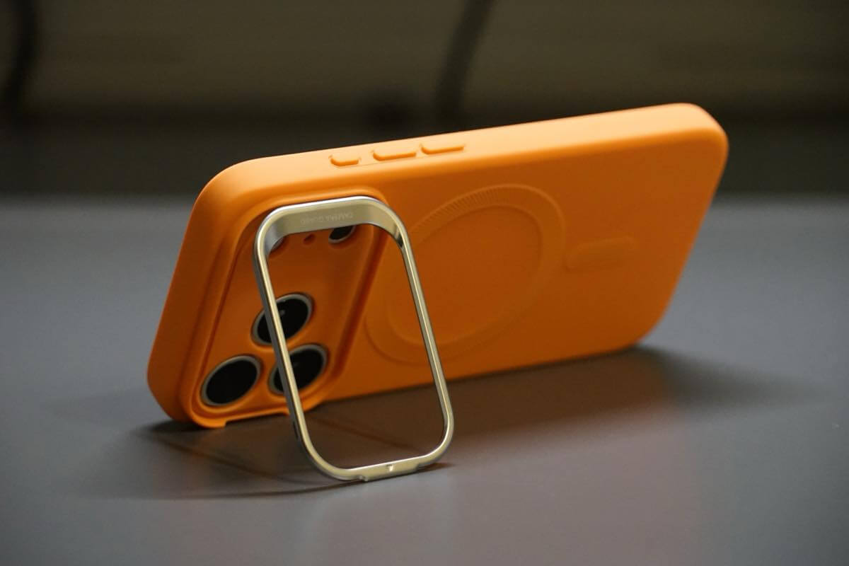 【レビュー】スタンドにもなるカメラガードが便利な｢ESR Cloud ソフトマグネットケース｣のiPhone 17向け新色4色を紹介