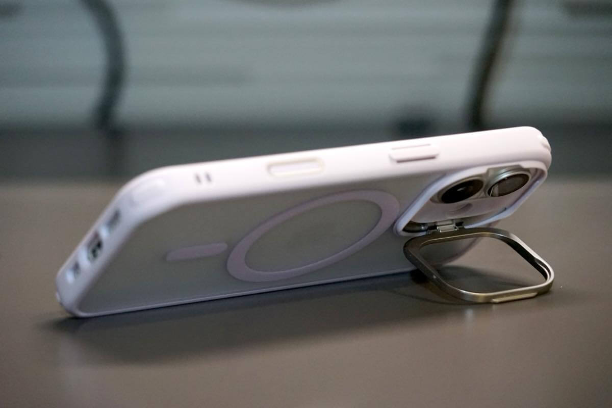 【レビュー】カメラガードがスタンドにもなる「ESR Classic ハイブリッドマグネットケース」｜iPhone 17向けに新たに登場した春の新色をチェック