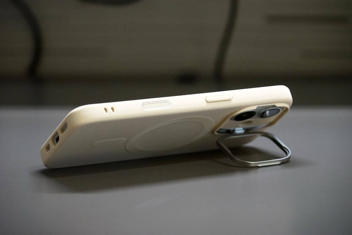 【レビュー】スタンドにもなるカメラガードが便利な｢ESR Cloud ソフトマグネットケース｣のiPhone 17向け新色4色を紹介