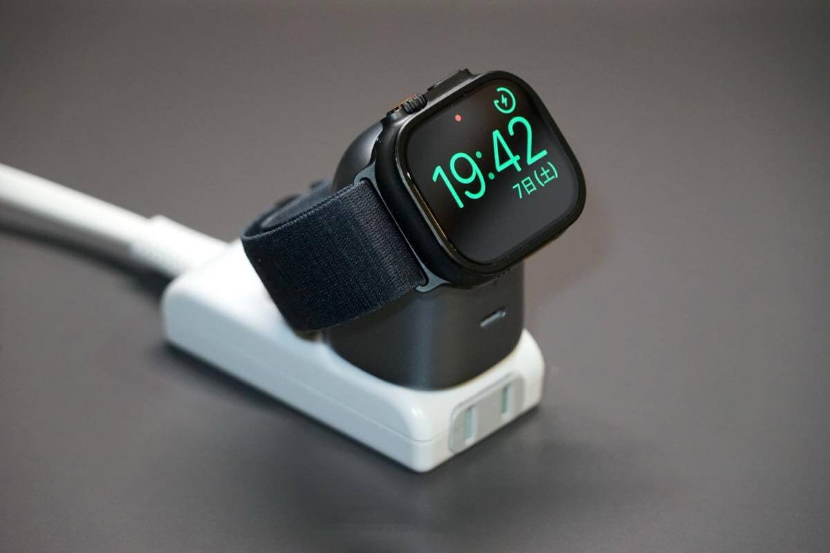 【レビュー】TORRASの2 in 1充電器「Flasheye」｜コンセントが上向きでも横向きでもApple Watchを載せて充電可能