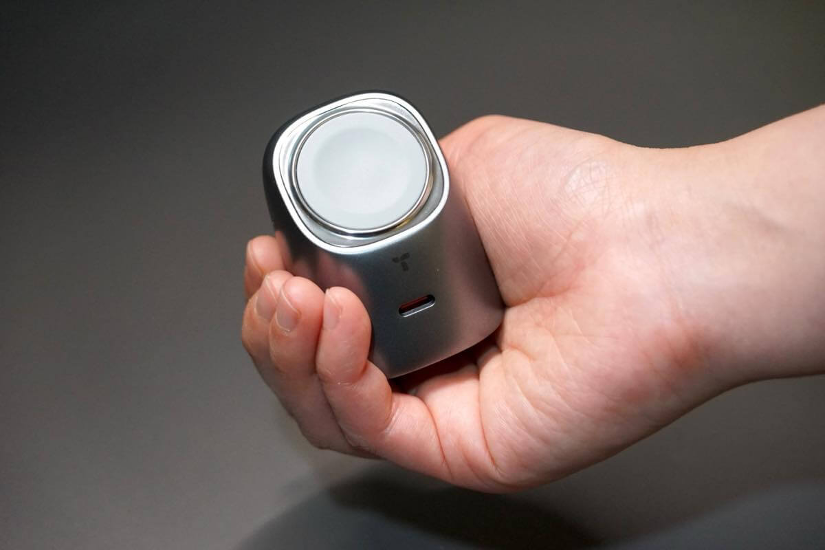 【レビュー】TORRASの2 in 1充電器「Flasheye」｜コンセントが上向きでも横向きでもApple Watchを載せて充電可能