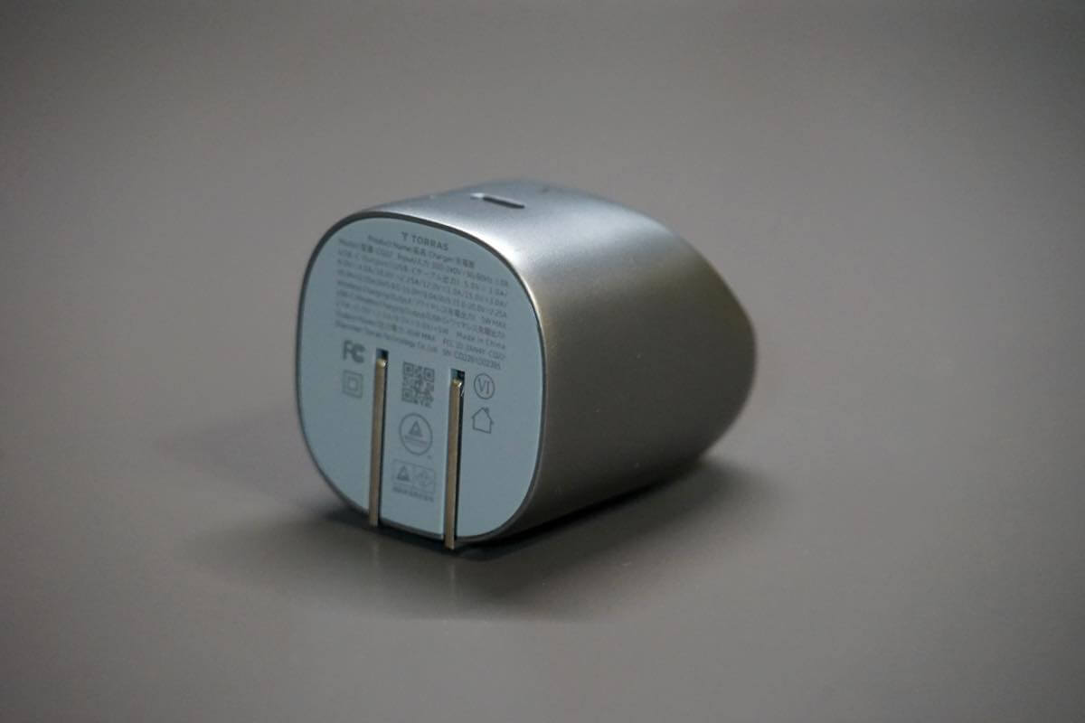 【レビュー】TORRASの2 in 1充電器「Flasheye」｜コンセントが上向きでも横向きでもApple Watchを載せて充電可能