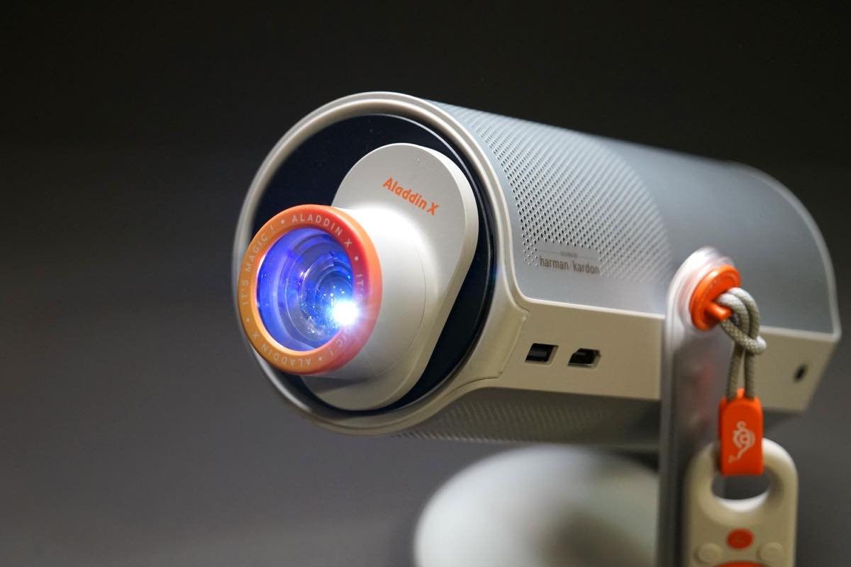 【レビュー】「Aladdin Poca Laser」|3色レーザー搭載で高画質&動画視聴だけじゃない豊富なコンテンツも特徴のモバイルプロジェクター