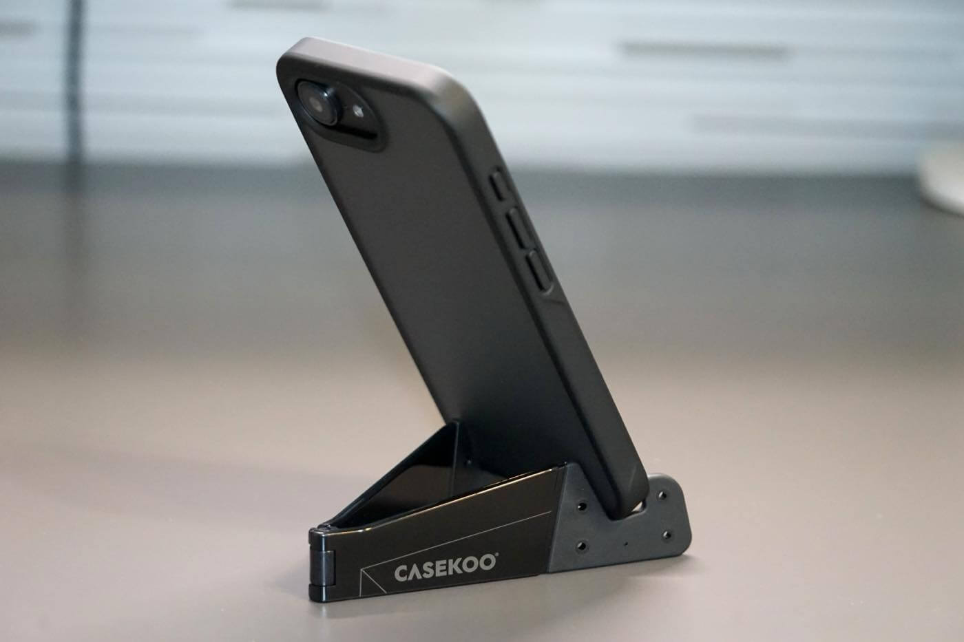 【レビュー】CASEKOOの360度回転スタンド搭載ケース｢Magicstand Pro｣にiPhone 17e対応モデルが登場｜よりシンプルな｢Basic Case｣も