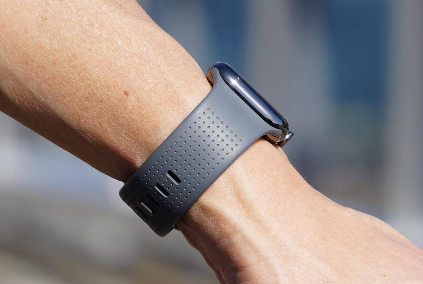 【レビュー】ドットデザインで落ち着いた雰囲気のApple Watch用スポーツバンド｢MinZ DOT Band｣ ｰ ワイドなフォルムが｢Ultra｣との相性も○