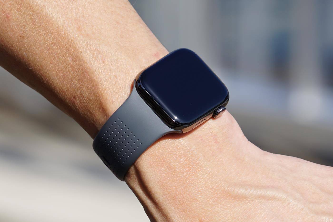 【レビュー】ドットデザインで落ち着いた雰囲気のApple Watch用スポーツバンド｢MinZ DOT Band｣ ｰ ワイドなフォルムが｢Ultra｣との相性も○