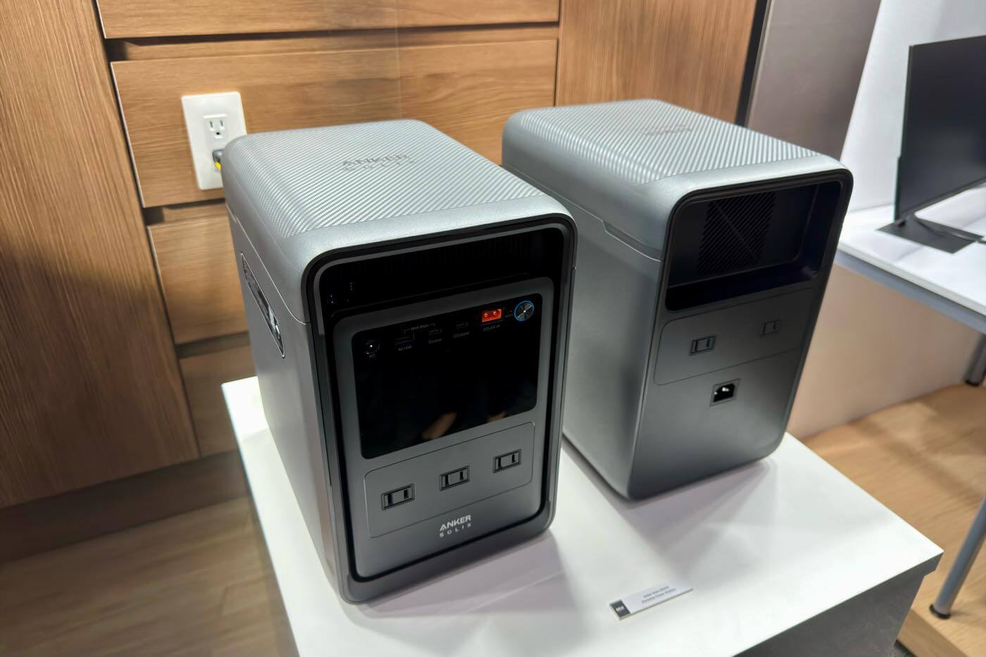 Anker、2000Wh帯で世界最小・最軽量のポータブル電源｢Anker Solix S2000 Portable Power Station｣を発表