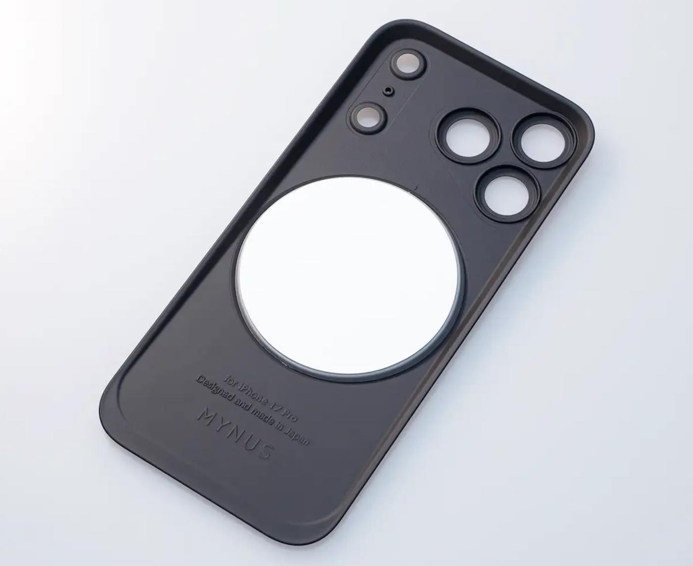 “引き算の美学”から生まれたMagSafe対応バックプレートが「iPhone 17 Pro」に対応 ー 「MYNUS iPhone 17 Pro BACK」 発売