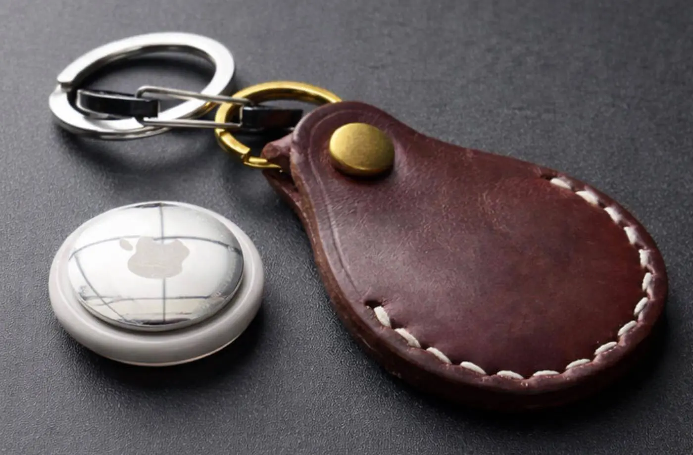 オーデマピゲ　レザーキーホルダー　 AirTag付き AirTag｣がレザーキーホルダーに ｰ 専用キーチェーン｢MinZ Horween