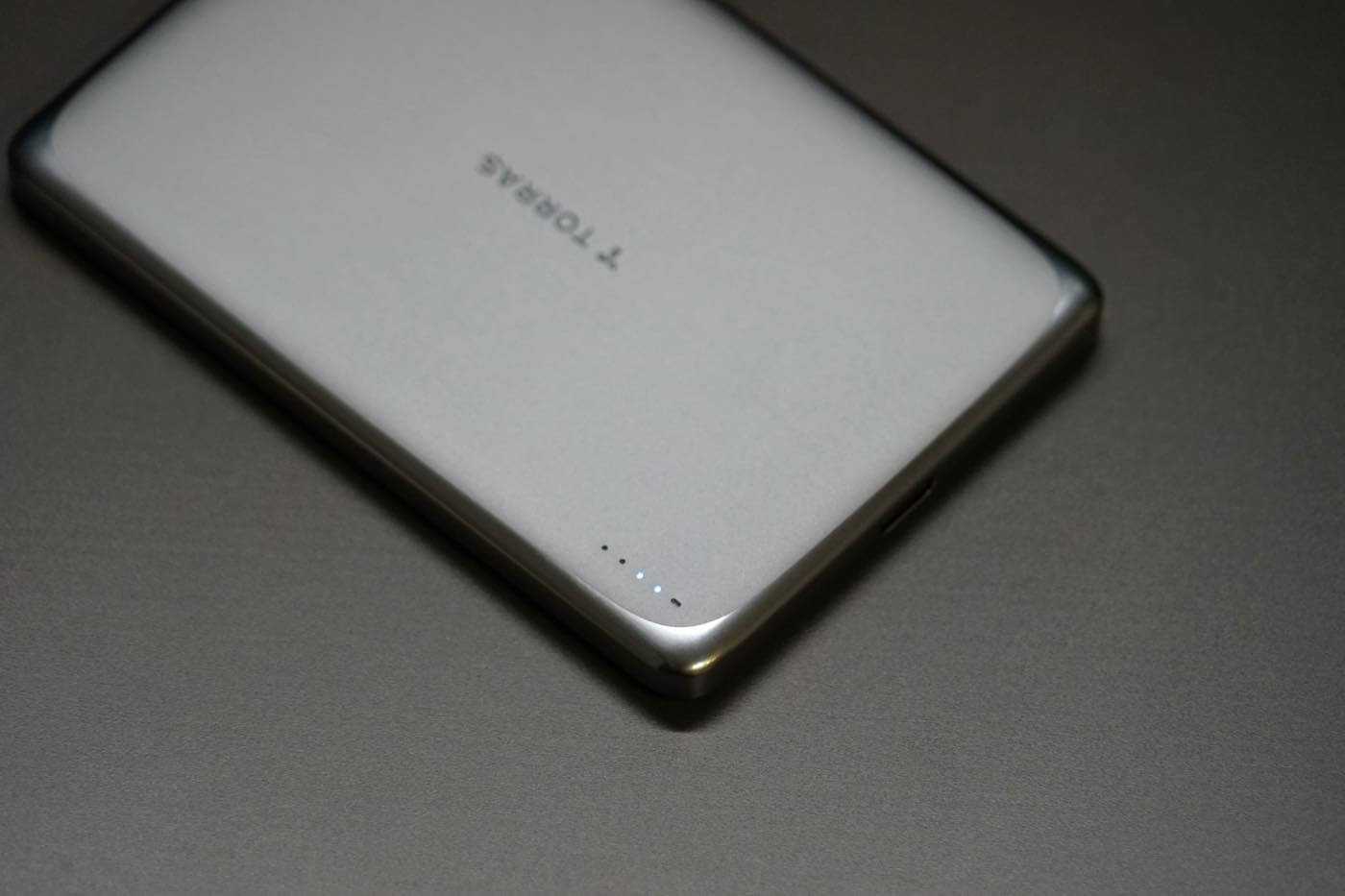 【レビュー】TORRASの最新モバイルバッテリー「MiniMag Pro」をチェック ー 半固体電池採用に加え、薄型で高級感のあるデザインが特徴