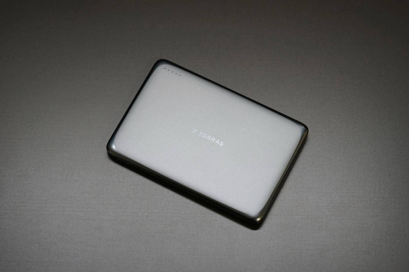 【レビュー】TORRASの最新モバイルバッテリー「MiniMag Pro」をチェック ー 半固体電池採用に加え、薄型で高級感のあるデザインが特徴
