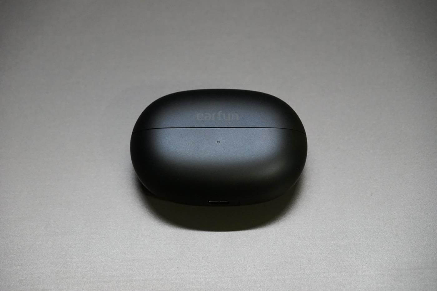 【レビュー】EarFunの最新イヤーカフ型イヤホン｢EarFun Clip 2｣をチェック ｰ サウンドと装着感が進化し、ワイヤレス充電にも対応