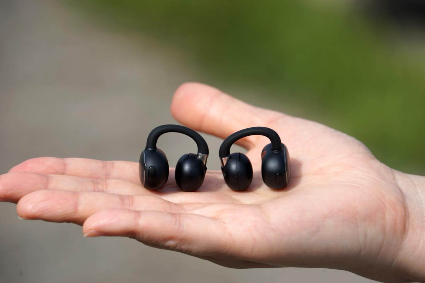 【レビュー】EarFunの最新イヤーカフ型イヤホン｢EarFun Clip 2｣をチェック ｰ サウンドと装着感が進化し、ワイヤレス充電にも対応