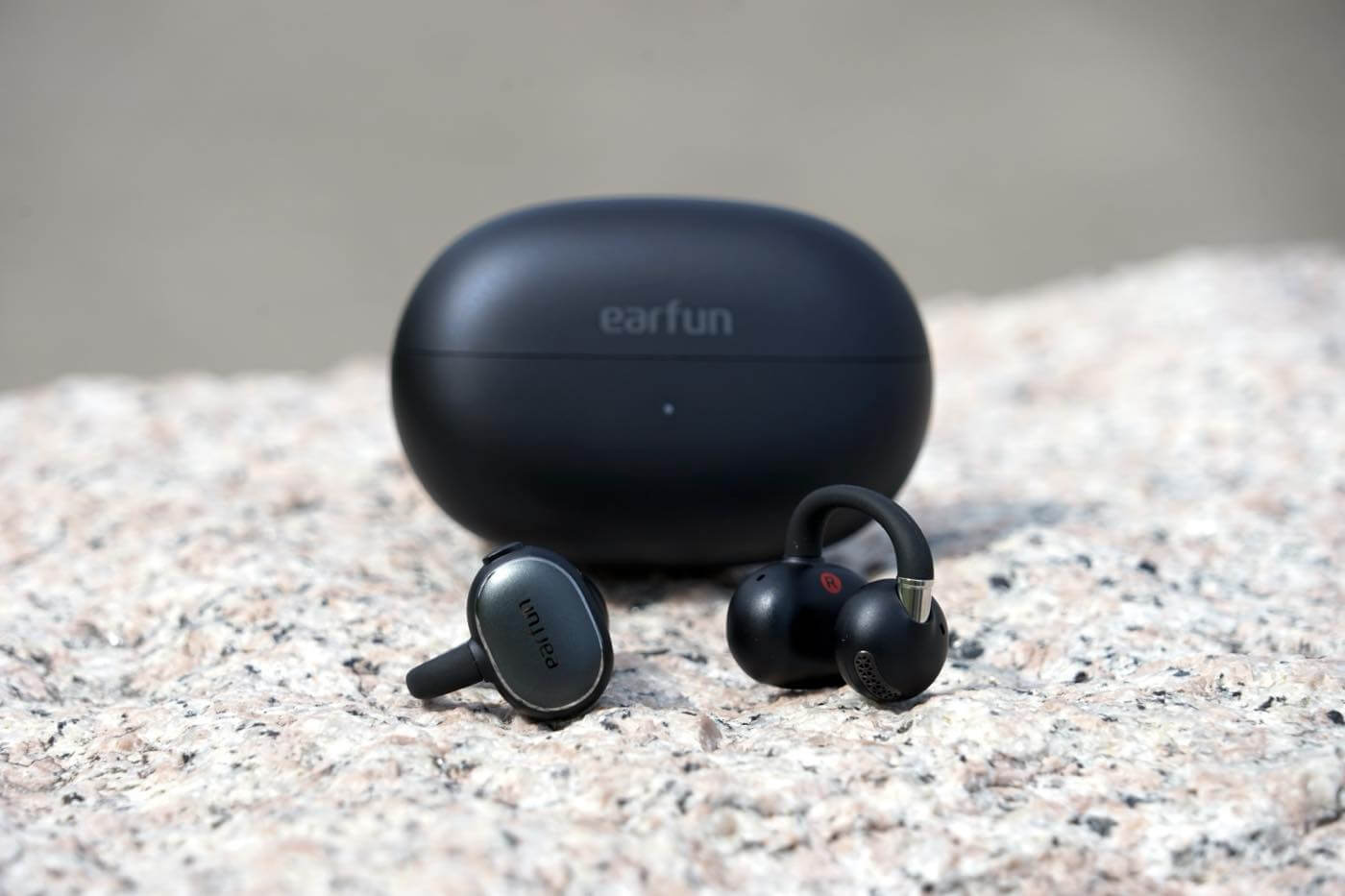 【レビュー】EarFunの最新イヤーカフ型イヤホン｢EarFun Clip 2｣をチェック ｰ サウンドと装着感が進化し、ワイヤレス充電にも対応