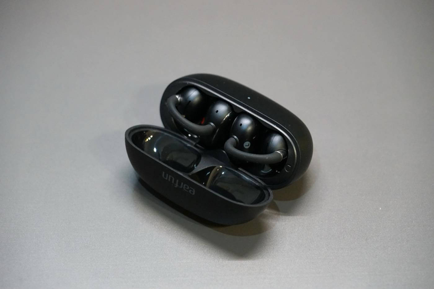 【レビュー】EarFunの最新イヤーカフ型イヤホン｢EarFun Clip 2｣をチェック ｰ サウンドと装着感が進化し、ワイヤレス充電にも対応