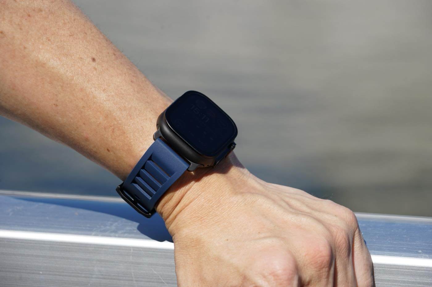 【レビュー】通気性に優れ、夏場にピッタリなApple Watch用スポーツバンド｢MinZ FKM mono Sport Band｣