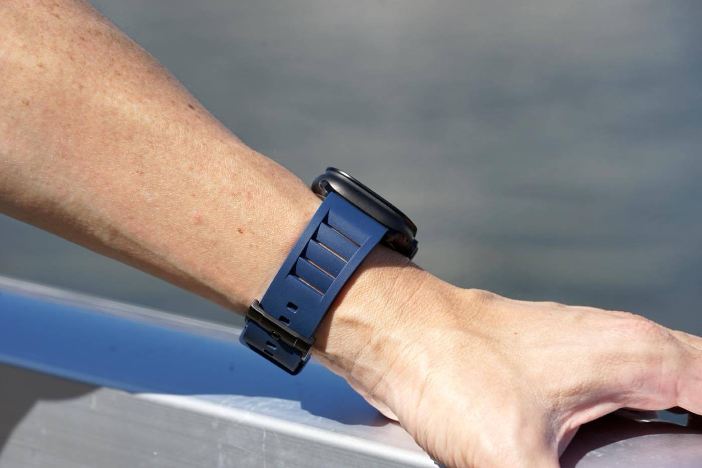 【レビュー】通気性に優れ、夏場にピッタリなApple Watch用スポーツバンド｢MinZ FKM mono Sport Band｣