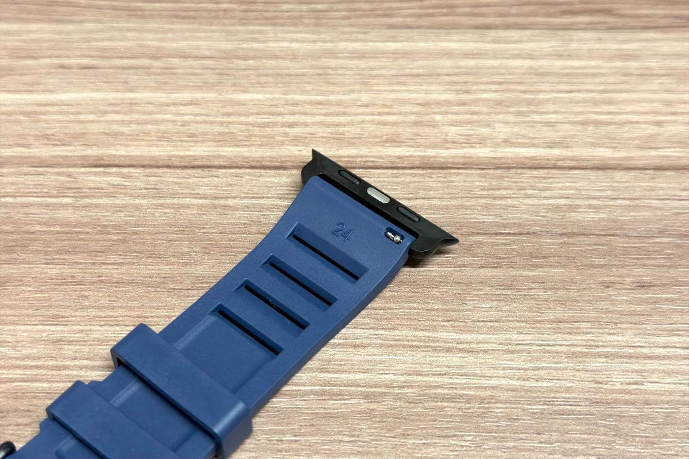 【レビュー】通気性に優れ、夏場にピッタリなApple Watch用スポーツバンド｢MinZ FKM mono Sport Band｣
