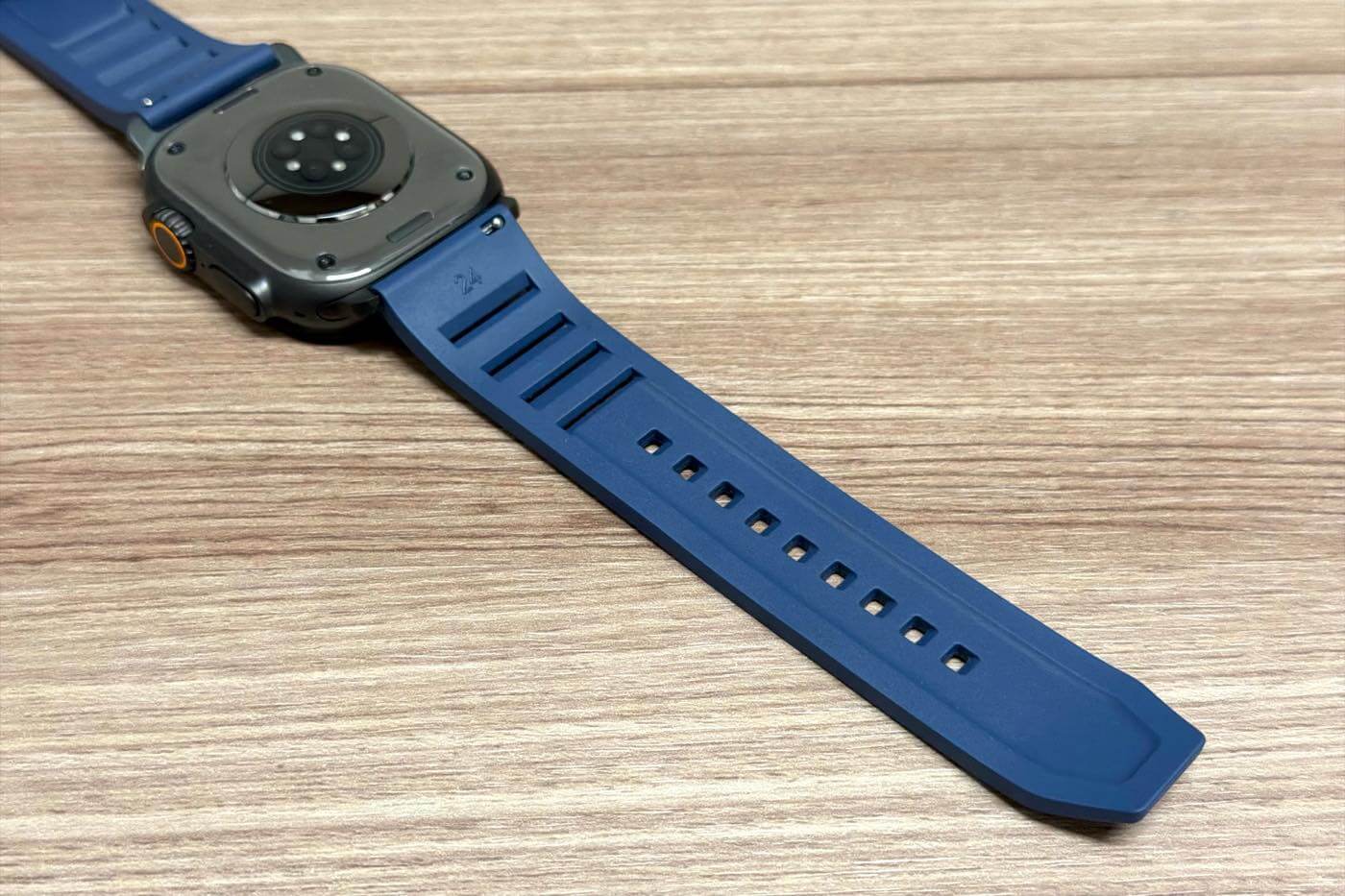 【レビュー】通気性に優れ、夏場にピッタリなApple Watch用スポーツバンド｢MinZ FKM mono Sport Band｣