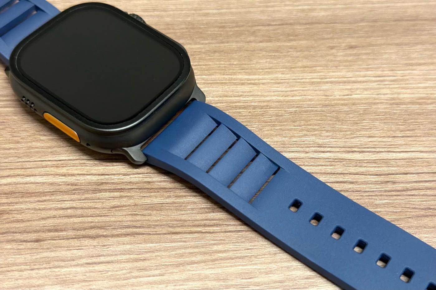 【レビュー】通気性に優れ、夏場にピッタリなApple Watch用スポーツバンド｢MinZ FKM mono Sport Band｣