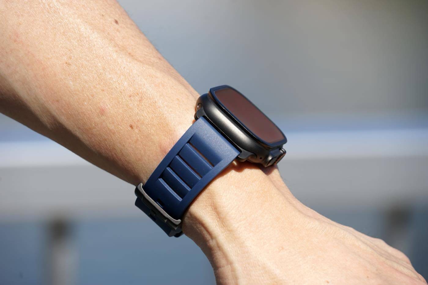 【レビュー】通気性に優れ、夏場にピッタリなApple Watch用スポーツバンド｢MinZ FKM mono Sport Band｣
