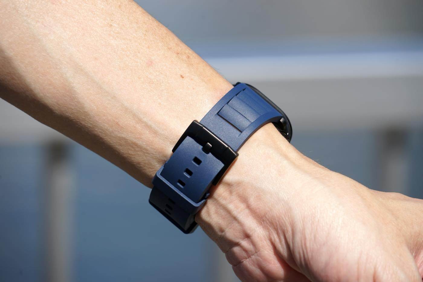 【レビュー】通気性に優れ、夏場にピッタリなApple Watch用スポーツバンド｢MinZ FKM mono Sport Band｣