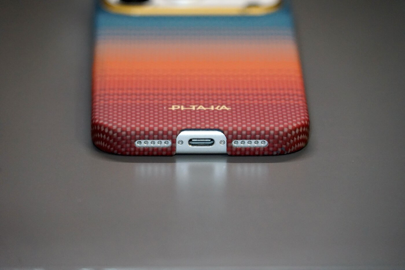 【レビュー】｢PITAKA Edge Case | California Dream｣ ｰ 1970年代カリフォルニアの様々な“夕暮れ”をアラミド繊維ケースで表現