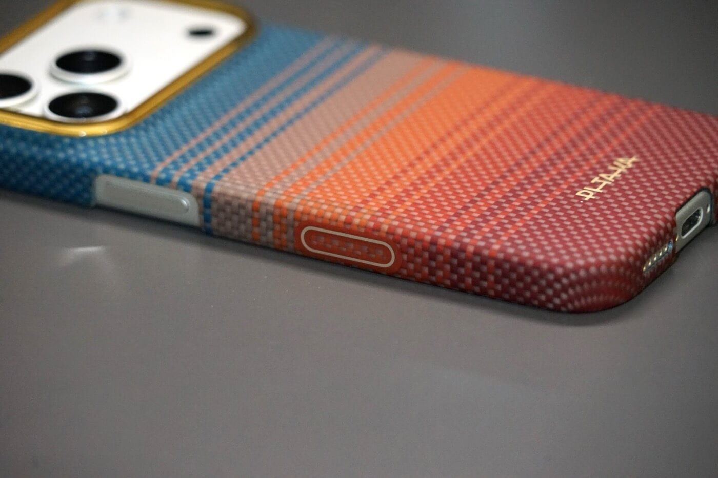 【レビュー】｢PITAKA Edge Case | California Dream｣ ｰ 1970年代カリフォルニアの様々な“夕暮れ”をアラミド繊維ケースで表現