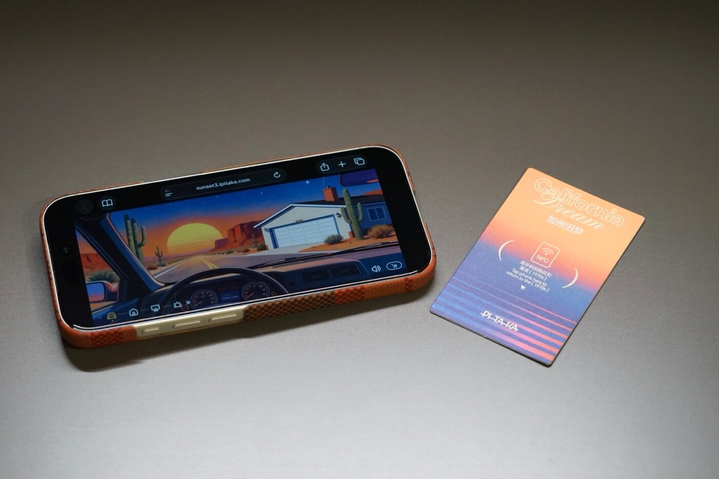 【レビュー】｢PITAKA Edge Case | California Dream｣ ｰ 1970年代カリフォルニアの様々な“夕暮れ”をアラミド繊維ケースで表現