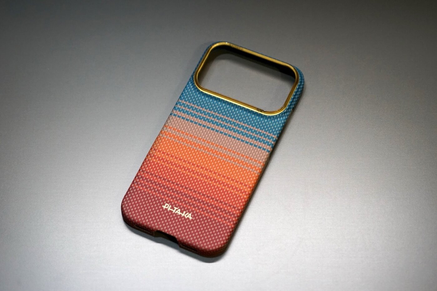 【レビュー】｢PITAKA Edge Case | California Dream｣ ｰ 1970年代カリフォルニアの様々な“夕暮れ”をアラミド繊維ケースで表現