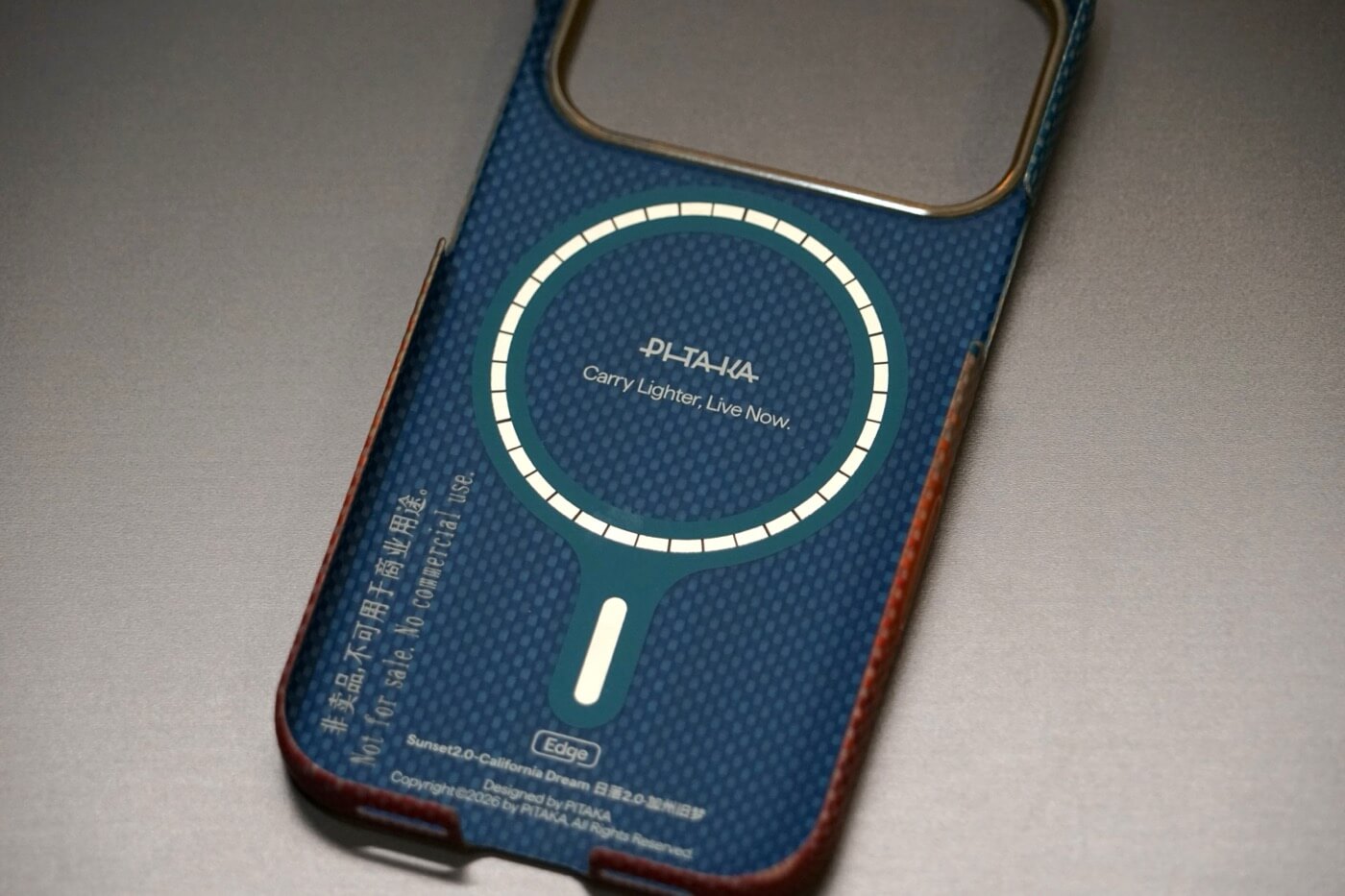 【レビュー】｢PITAKA Edge Case | California Dream｣ ｰ 1970年代カリフォルニアの様々な“夕暮れ”をアラミド繊維ケースで表現