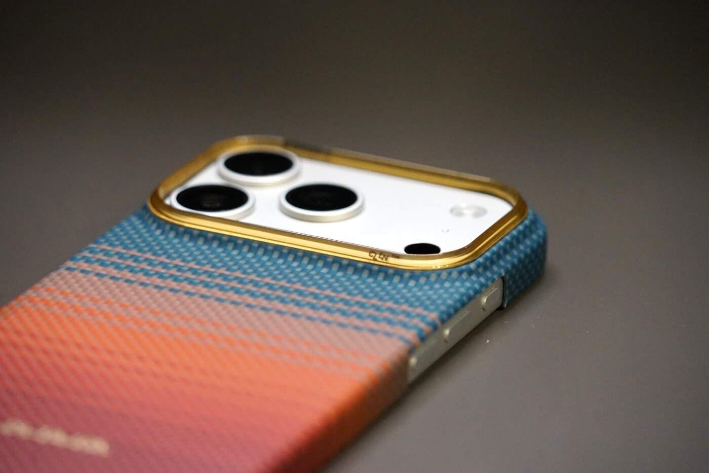 【レビュー】｢PITAKA Edge Case | California Dream｣ ｰ 1970年代カリフォルニアの様々な“夕暮れ”をアラミド繊維ケースで表現